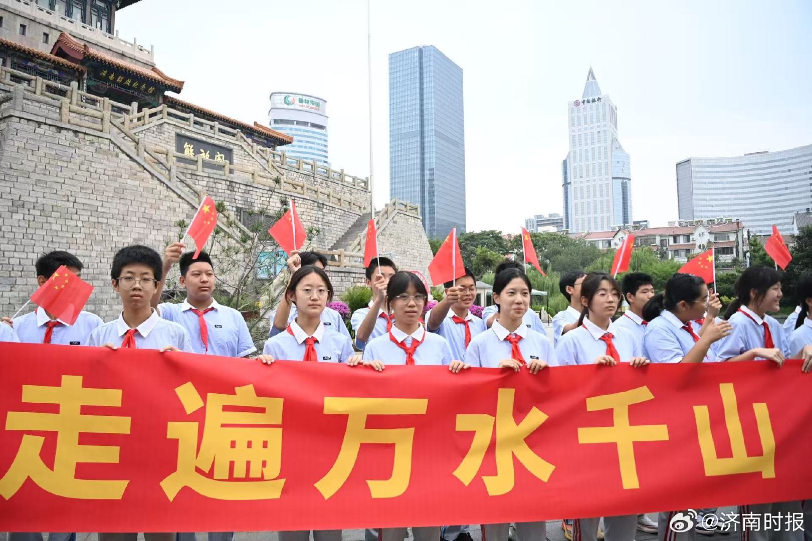 【#济南路边学生市民列队致敬英烈#】9月24日，英雄山上，为6位2026年寻亲成