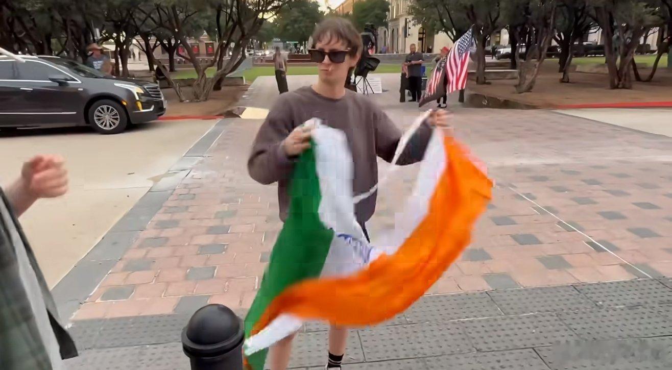 大消息！美国一名德克萨斯州居民在市政厅前撕毁印度国旗！表达对印度移民入侵的无比愤