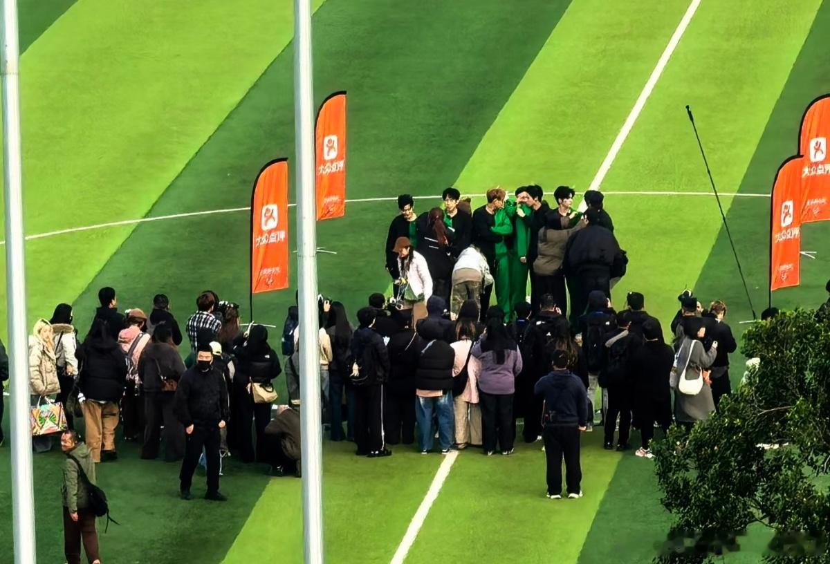 轻轨 我也是被王鹤棣刘耀文追过了 重庆轻轨被王鹤棣刘耀文追着跑宇宙闪烁请注意 录