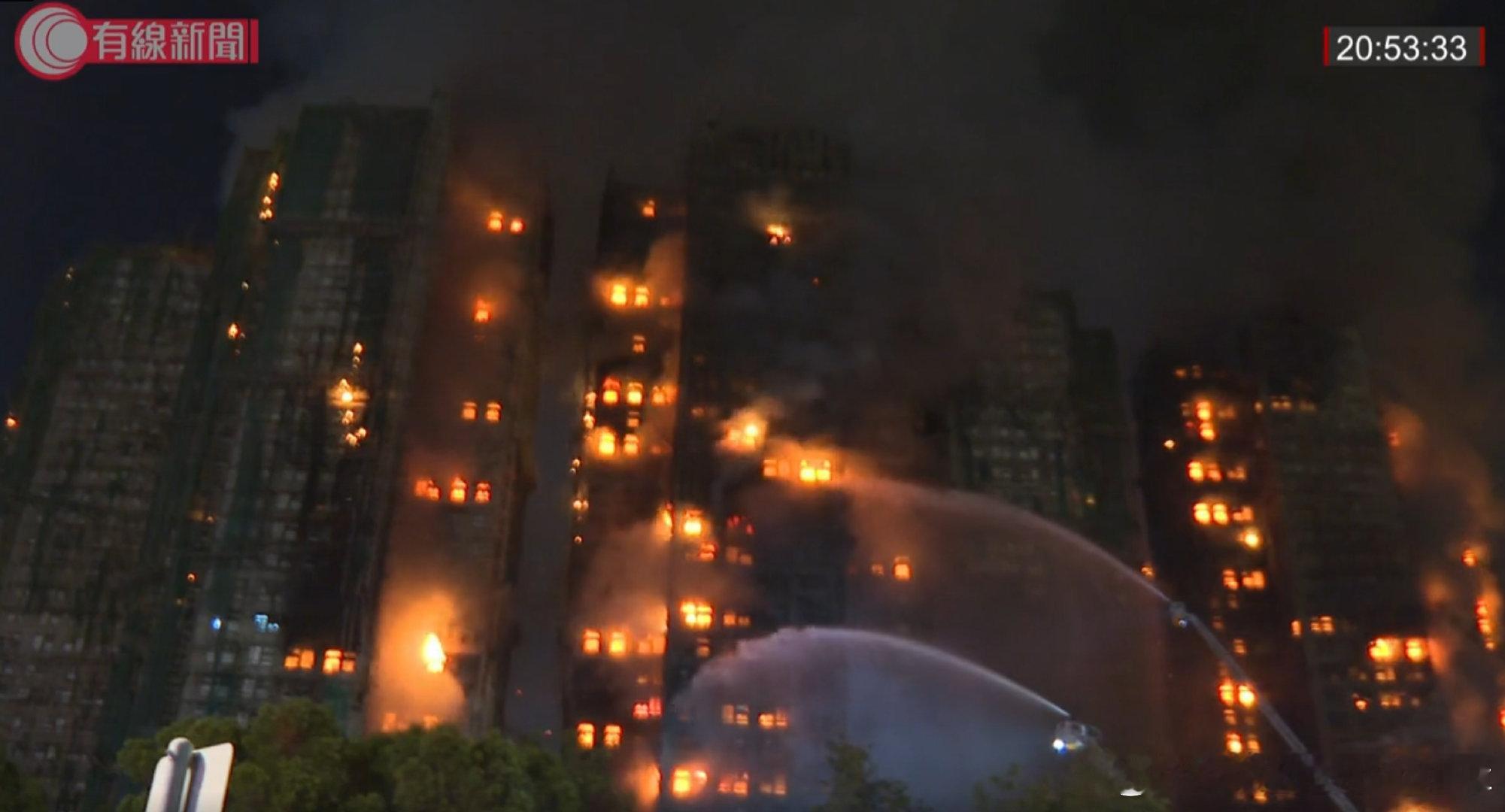 香港火灾已致13死28伤高层火灾真的还是一个世界级难题，消防云梯+水枪也喷不到上