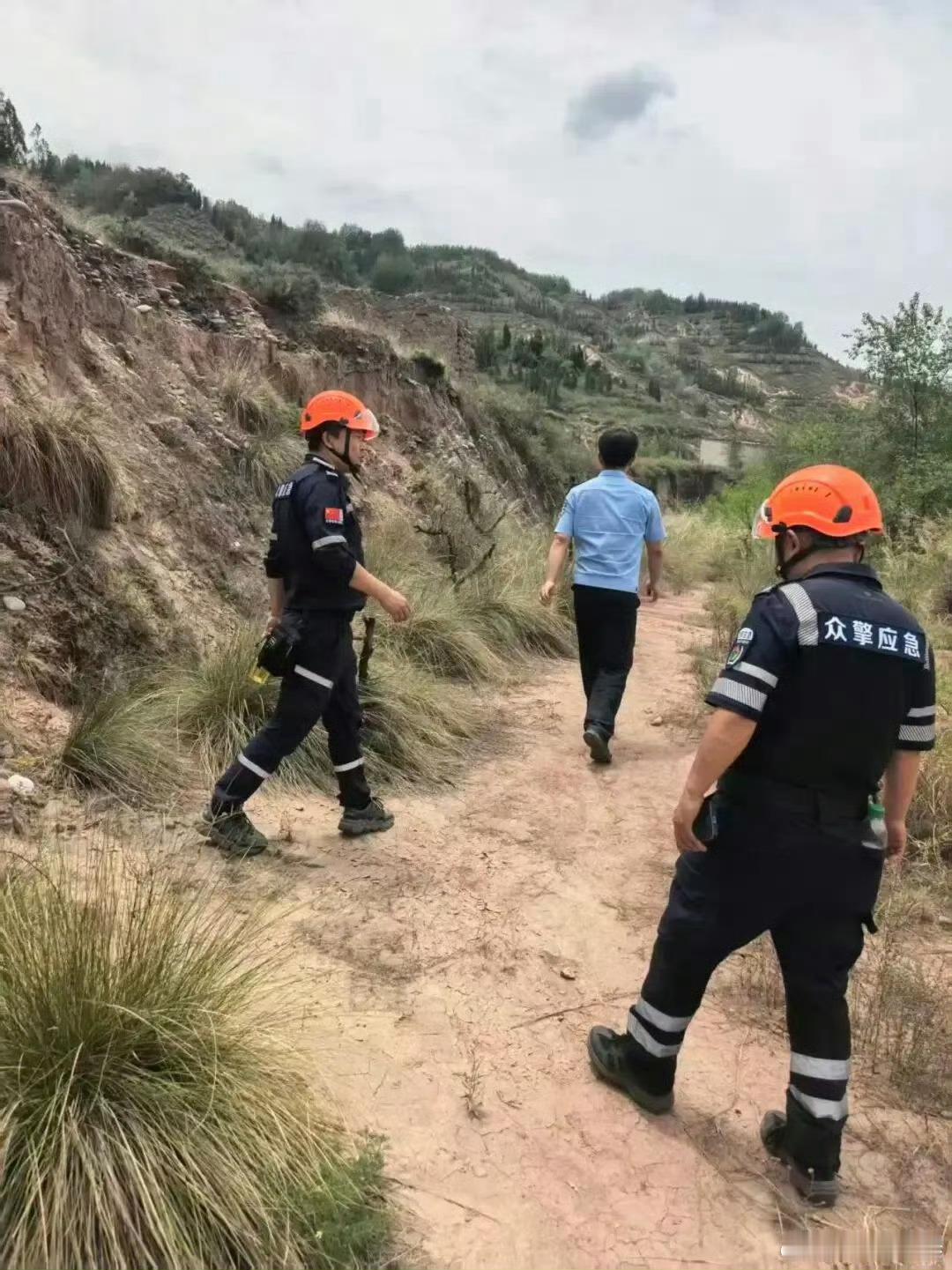 【第一夜：警灯划破山林寂静】 兰州公安40小时生命搜救 6月22日23时，79岁