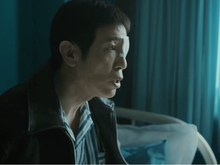 于和伟一只眼眼神戏 他站在那里没有动，但从平静到哽咽、从哽咽到落泪，层次分明得像