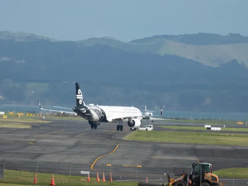 现在入境新西兰有不少注意事项。首先，行前要仔细检查护照、签证和机票，留意护照有效