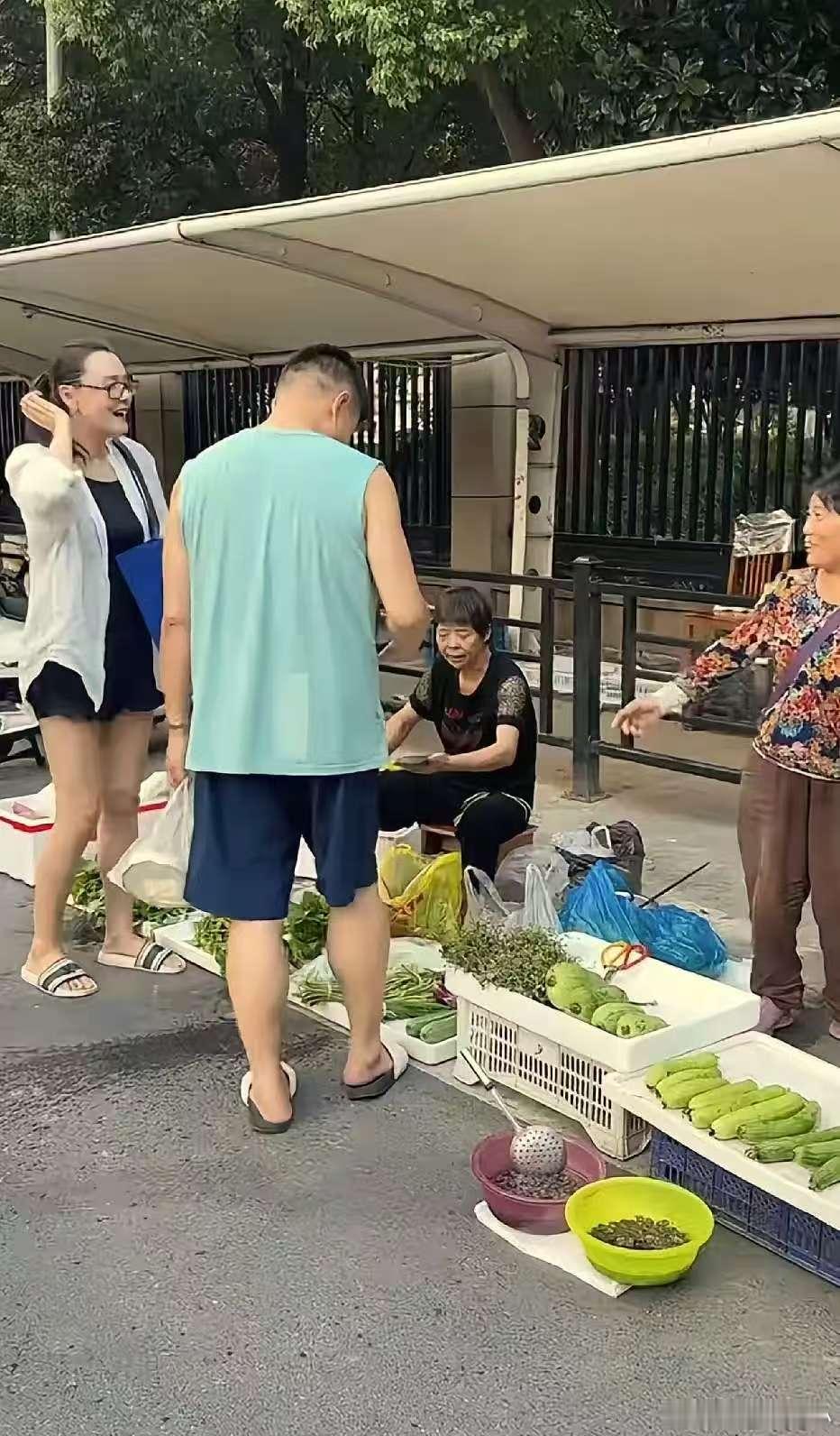 我滴个天呐！万万没想到曾经让万千男人着迷的女神也老成这样了！这谁还认得出来吗？ 