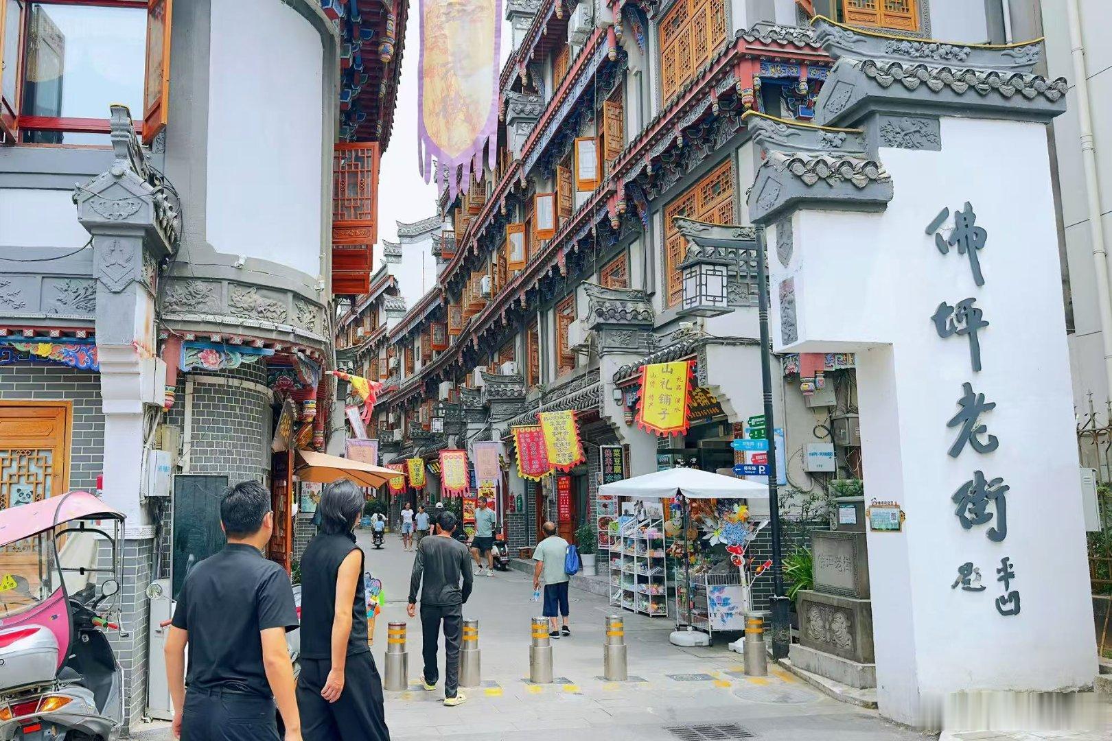 来佛坪赴一场星空音乐之约佛坪袁家庄第四届草地星空音乐季启幕漫步佛坪老街，青石板路