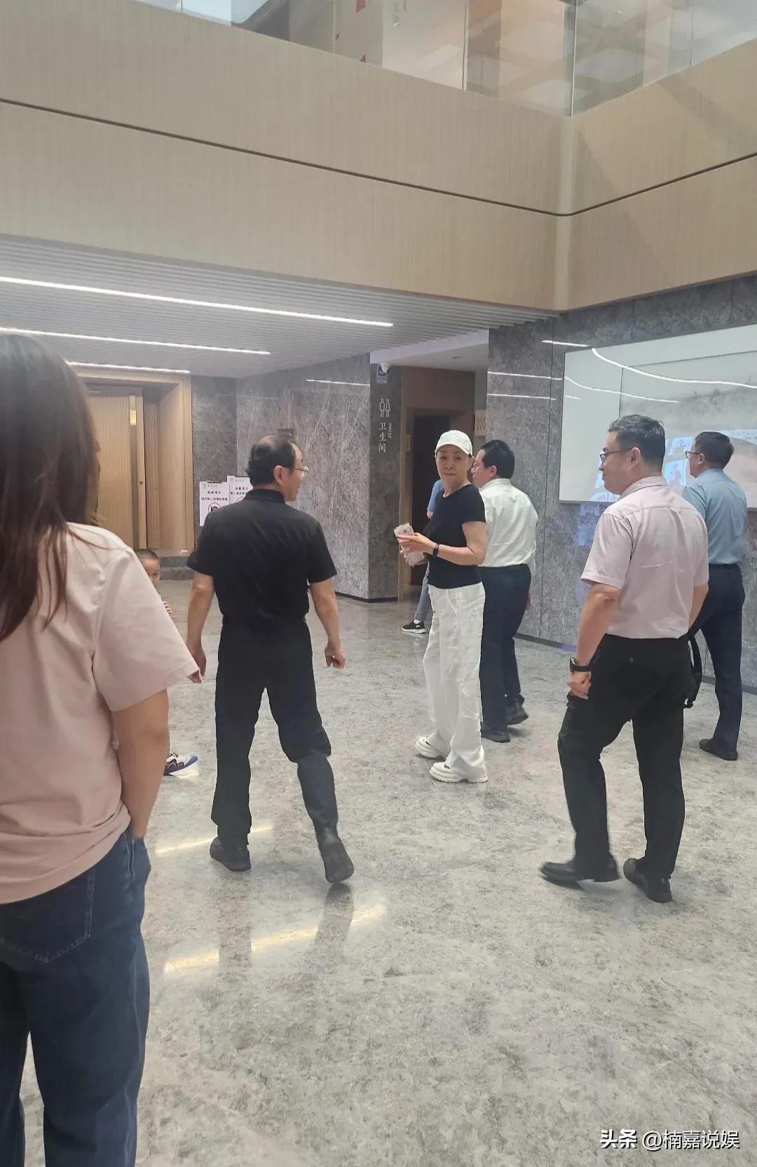 又有一名星二代尝试进圈子了！
宋丹丹现身观看干儿子林大峻首次演话剧，对干儿子的关