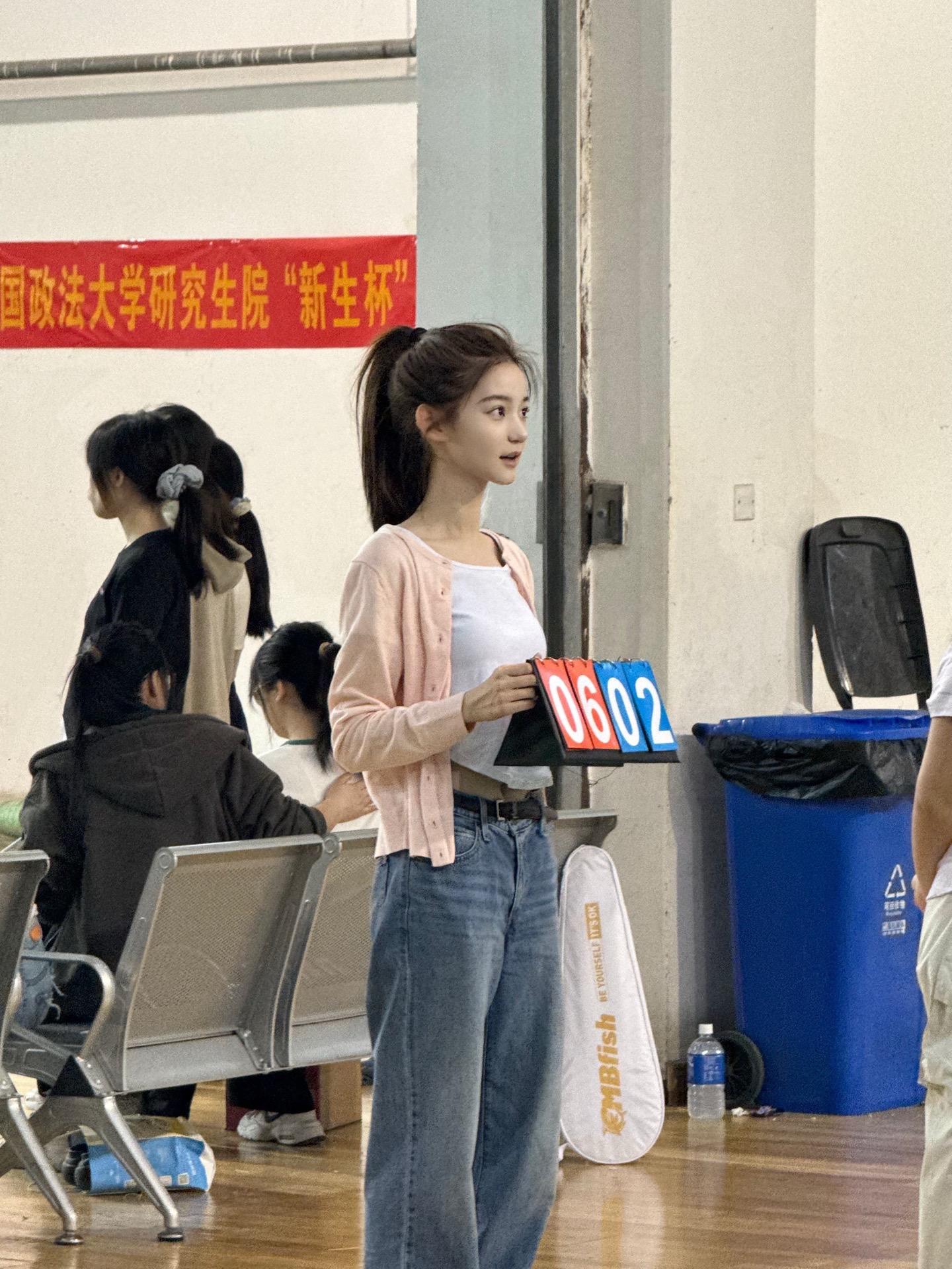 来学院羽毛球赛当计分员。女大学生