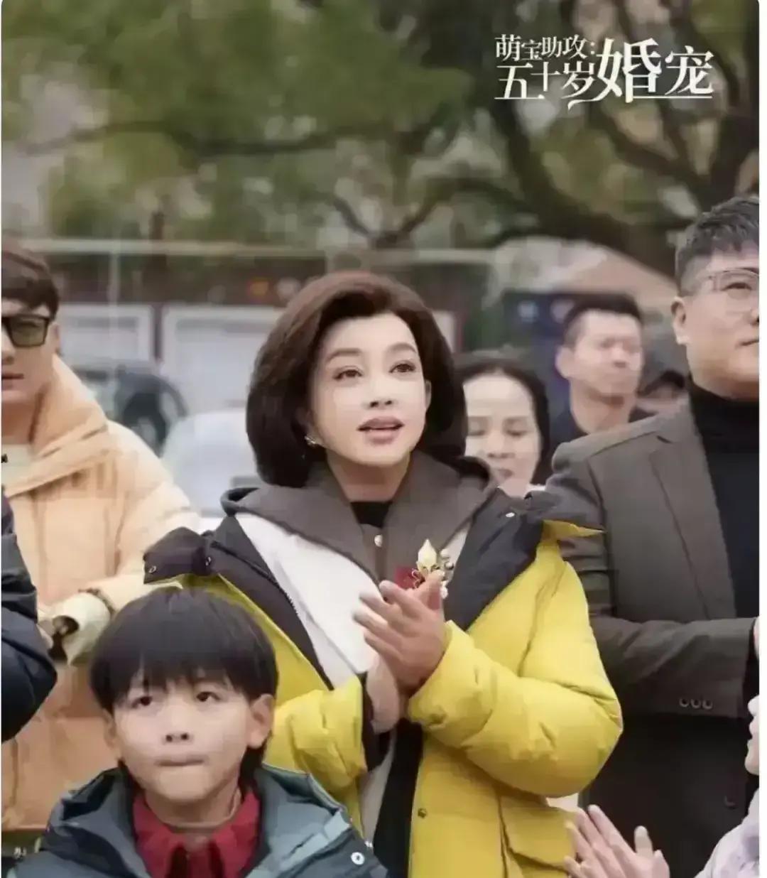 74岁刘晓庆，一个人过年，厨房煮饺子，顺手把新短剧预告甩上网。
 
网友秒挖旧瓜