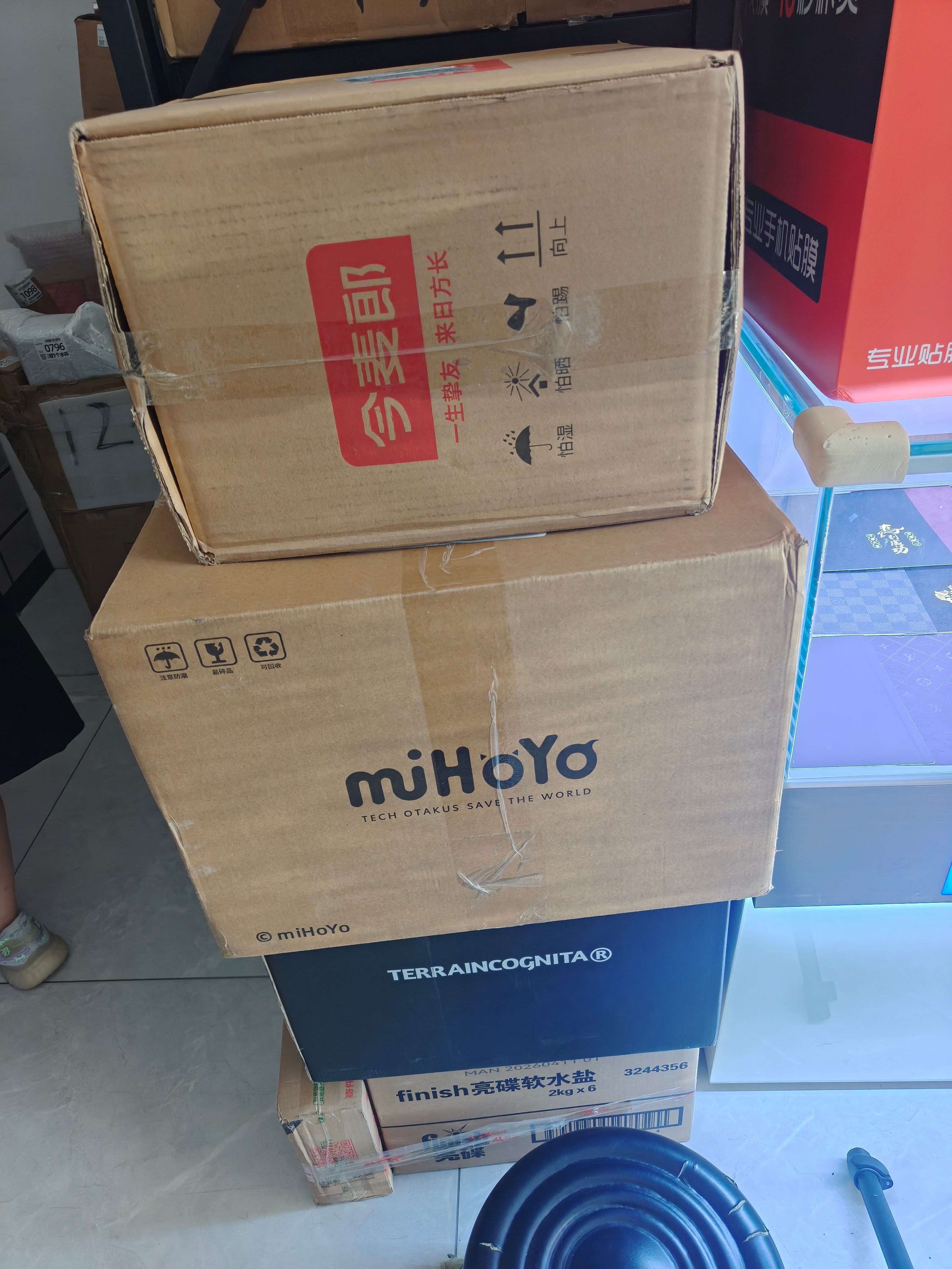 来菜鸟驿站一眼就看见了，这是哪位老哥的米哈游福袋，到站了快来拿~