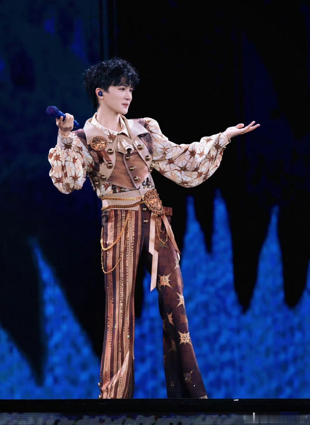 周深的养老保险周深养老保险梗彻底出圈，不止《小美满》，众多经典曲目循环度拉满，每