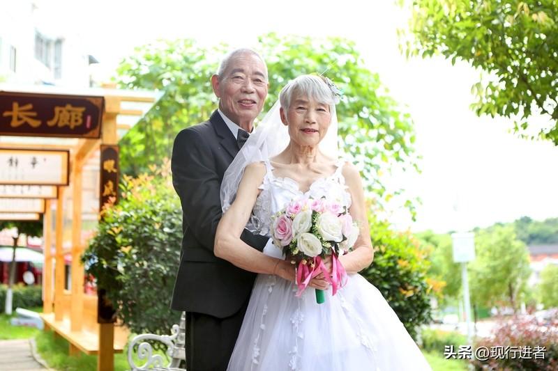 六旬夫妻店内闲谈时，丈夫突发心梗离世。事发突然却走得安详，网友感叹：这何尝不是一