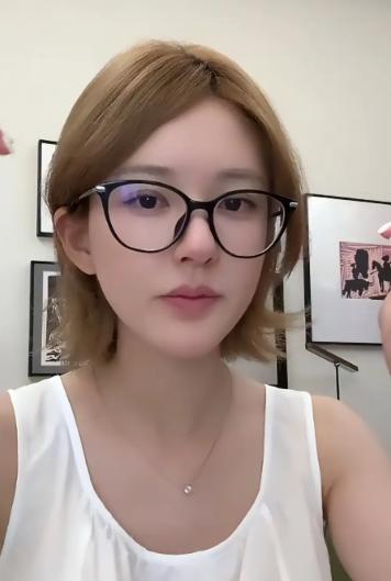 这些爆料真的一个比一个荒唐！

2025年8月2日深夜，赵露思突然@银河酷娱传媒