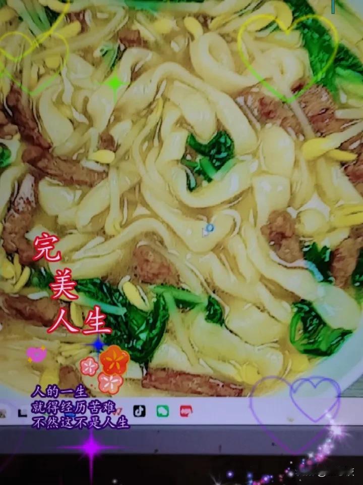夏日生活打卡季 夏日里，来一碗豆芽肉丝面超满足。这面做法简单，是很多人夏日餐桌上