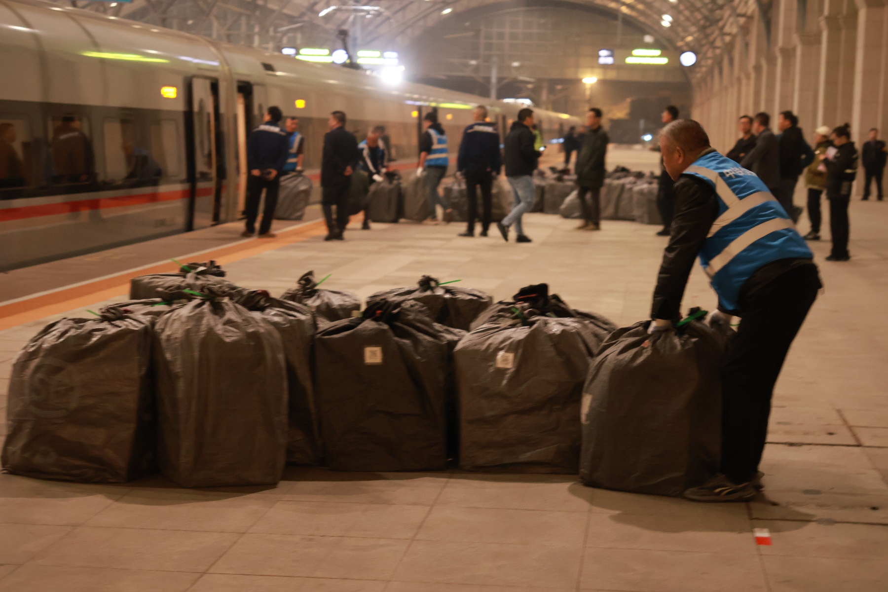 整列高铁只运货，武汉首次开行常态化货运动车组，10吨大闸蟹、蜜桔等特产直达广州