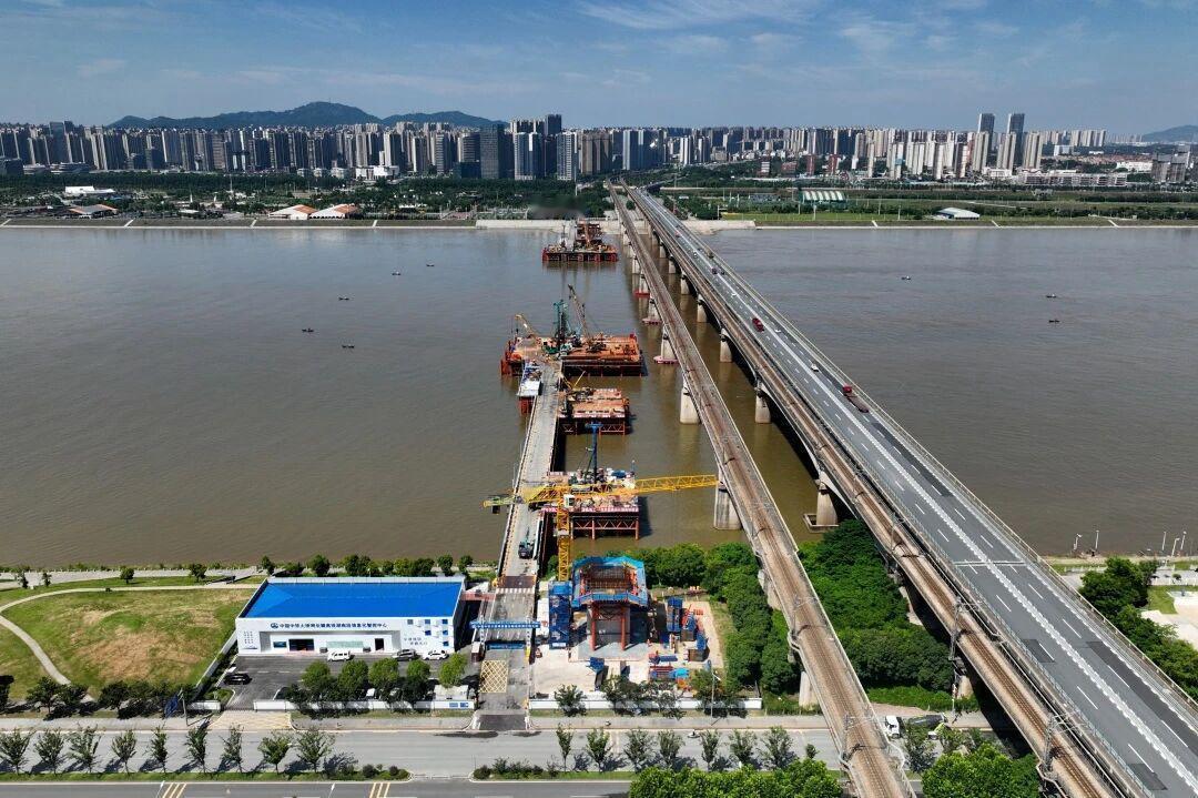 长赣高铁长沙湘江铁路特大桥建设那叫一个顺！近日消息，水下工程基本完成，地面高架全