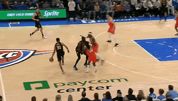 不是！库里你打雷霆就别这么浪了吧！
在今天NBA常规赛勇士对阵雷霆的第一节比赛中