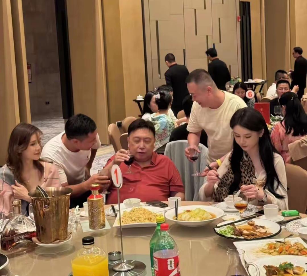 贾冰和老友聚餐，
被人偷拍后，
很多圈内的人都学精了，
71岁的王晶，
在吃饭的