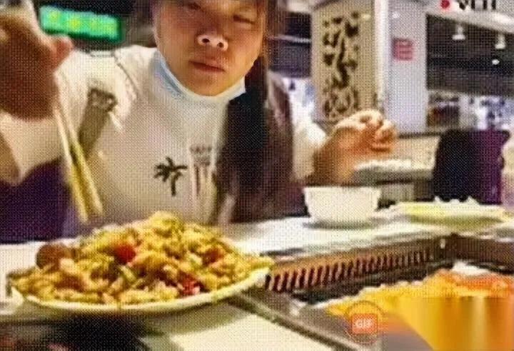相亲黄了，就因一顿饭？

男生去洗手间的功夫，偷偷拍了张女生吃饭的照片，转头就说