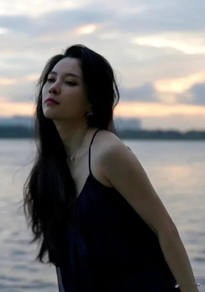 森林北的气质绝了！

就这颜值与仪态，放到娱乐圈也是一等一的，她就是不当网红当明