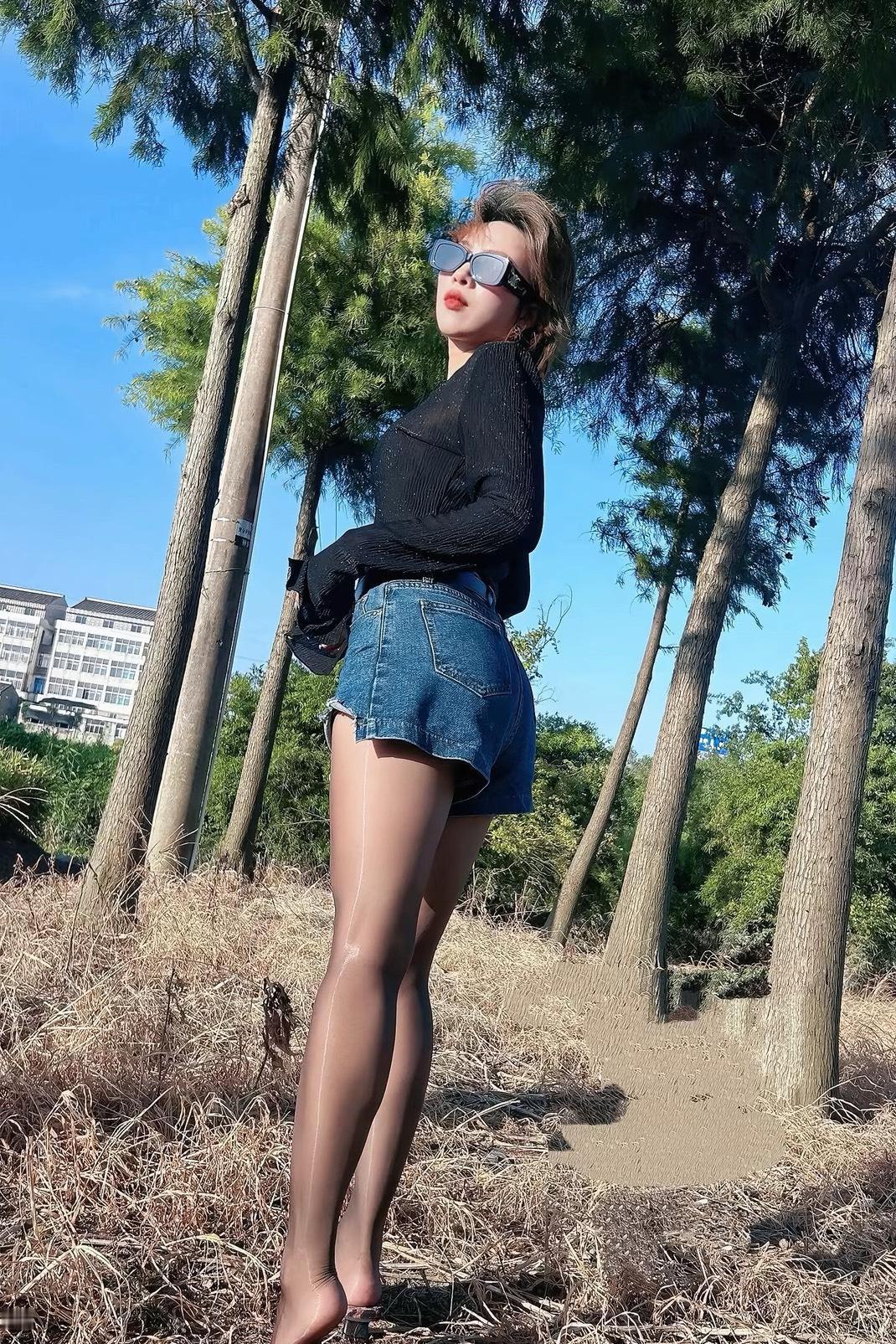 夏日穿搭指南🌞：黑色透视上衣+牛仔短裙，清凉又时尚！