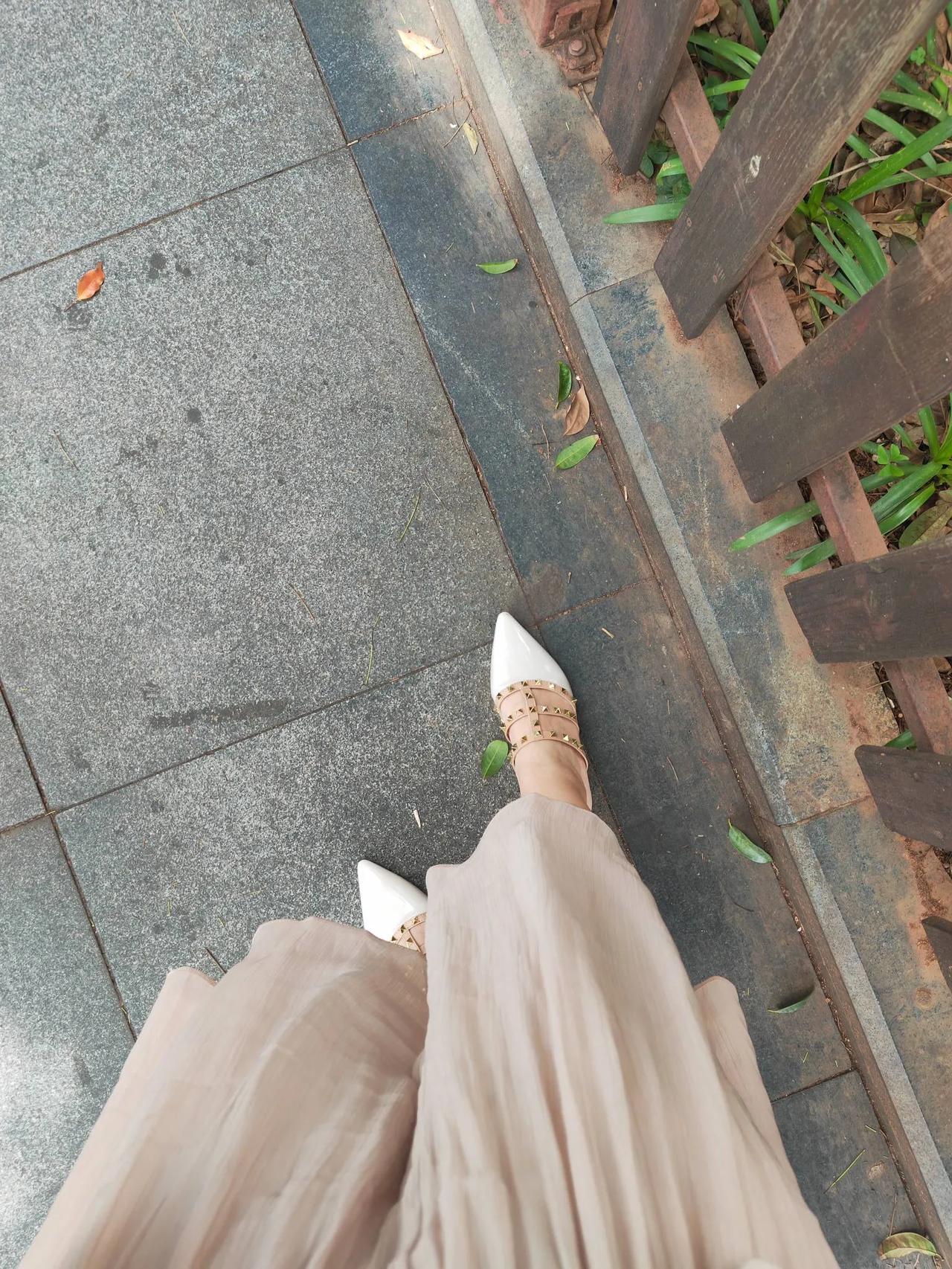 还是穿这样的裙裤凉快，人随着年龄，穿着也变得轻便了[呲牙]