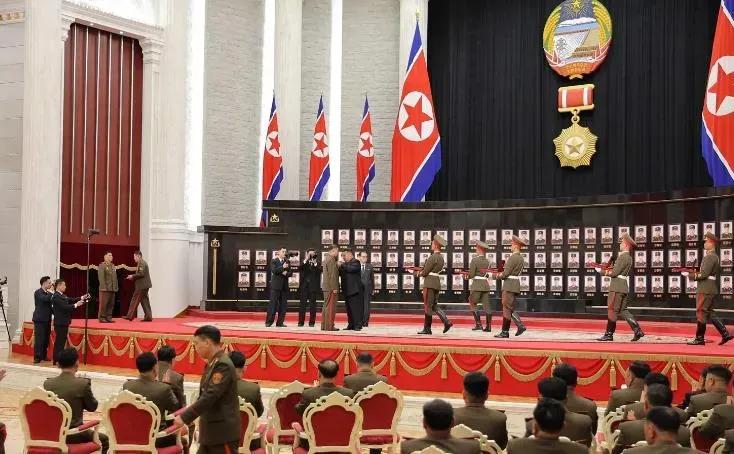 金正恩接见赴俄参战士兵称：你们巩固了朝鲜世界最强军队的地位。

根据朝鲜劳动新闻