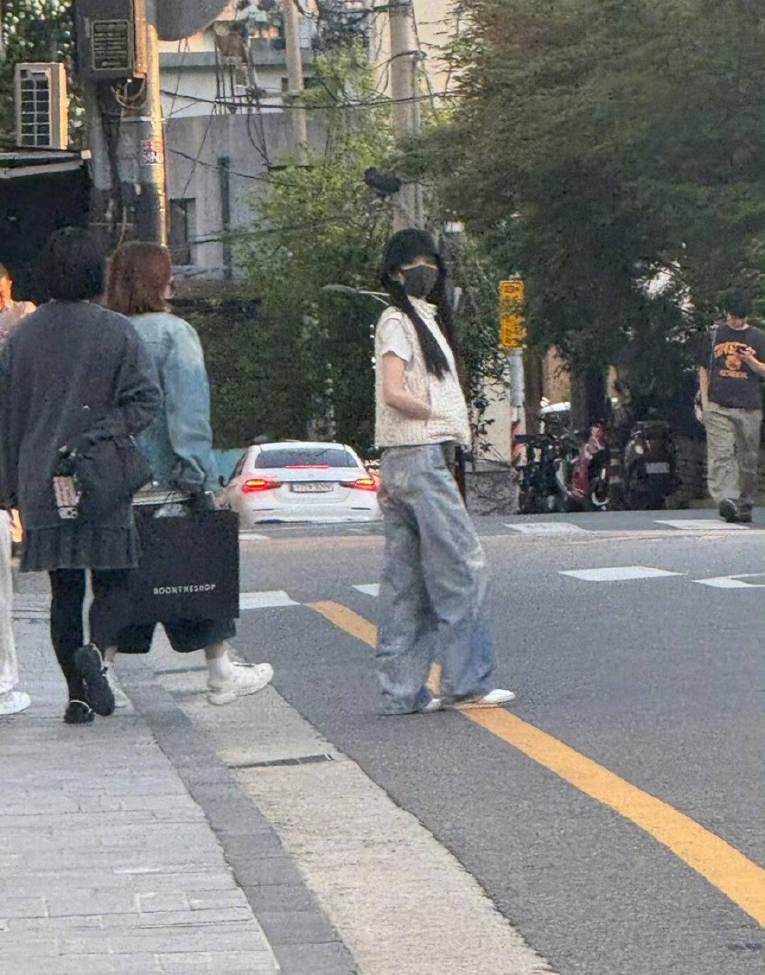 首尔偶遇田曦薇 美萌小妞网友韩国偶遇田曦薇