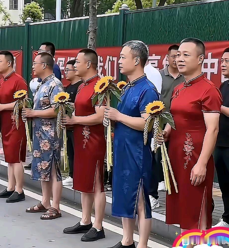 考生家长真不容易
场内激烈拼搏，场外不甘寂寞。尽管心急如火，却是超级幽默。母亲红