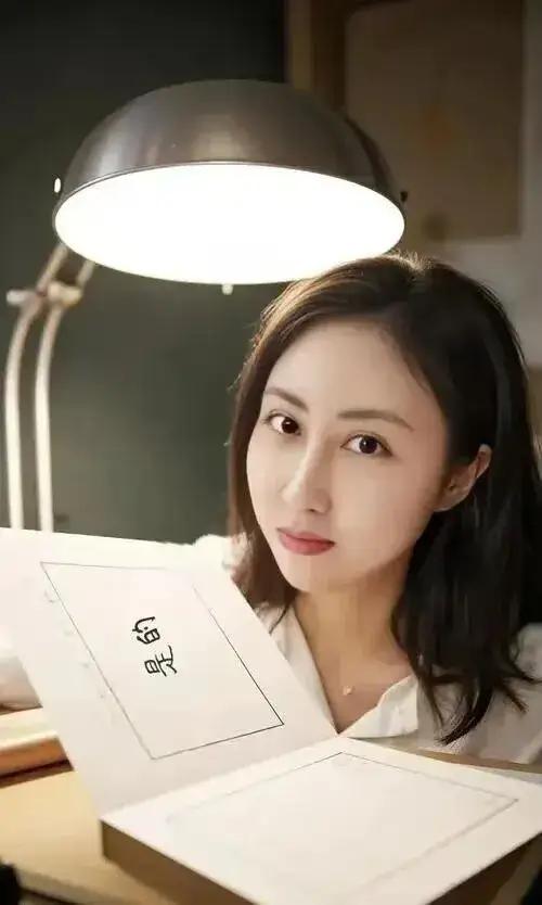 贾浅浅摊上大事了——涉嫌论文造假
“贾不假，白玉为堂金作马。”原本红楼的诗，现在