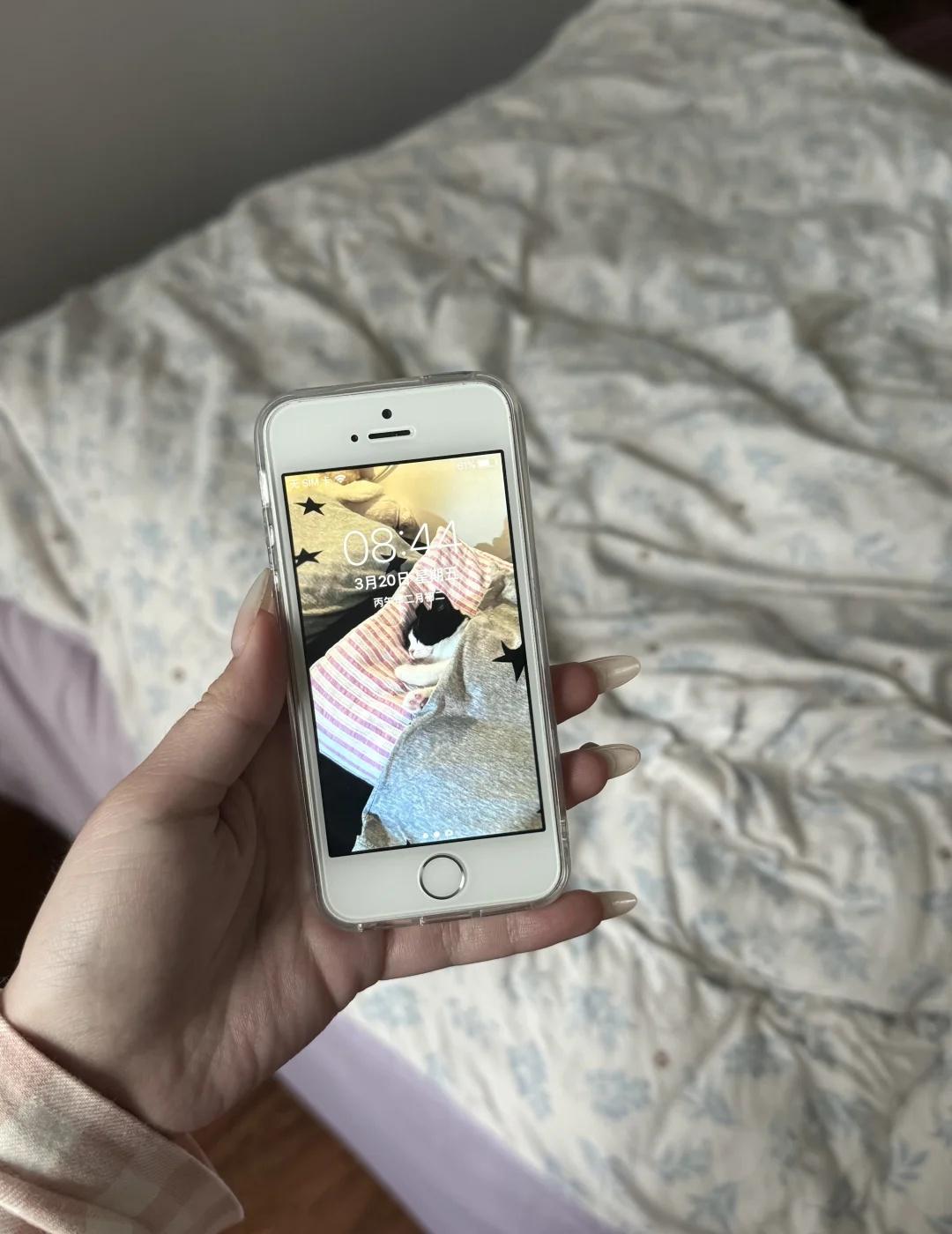 出苹果5s 银色 原装📱
仅换电池 16g 成色88新
wifi版 功能完好 