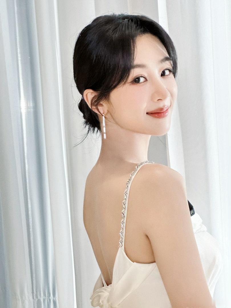 杨紫  𝓢𝓱𝓪𝓷 𝓨𝓮 𝓲𝓼 𝓫𝓻𝓲𝓵𝓵𝓲𝓪𝓷?