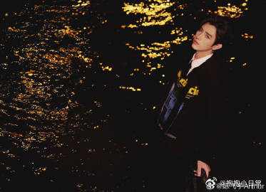 陈飞宇风格大变 陈飞宇这次风格转变太有看点啦！一改以往形象，新造型将他的深邃五官