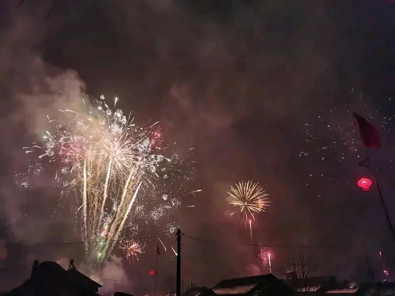 王兴兴称春晚机器人摔倒系剧情需要 今年春晚《武BOT》节目里，一台机器人摔倒又利