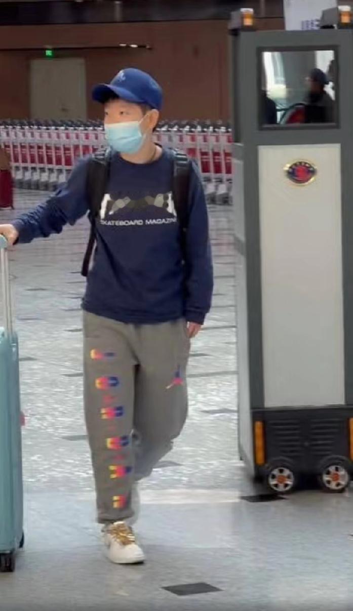哈哈，宝子们快瞅！这真的是孙颖莎不是哪个小朋友吧！21 年的时候，她戴着口罩，脑
