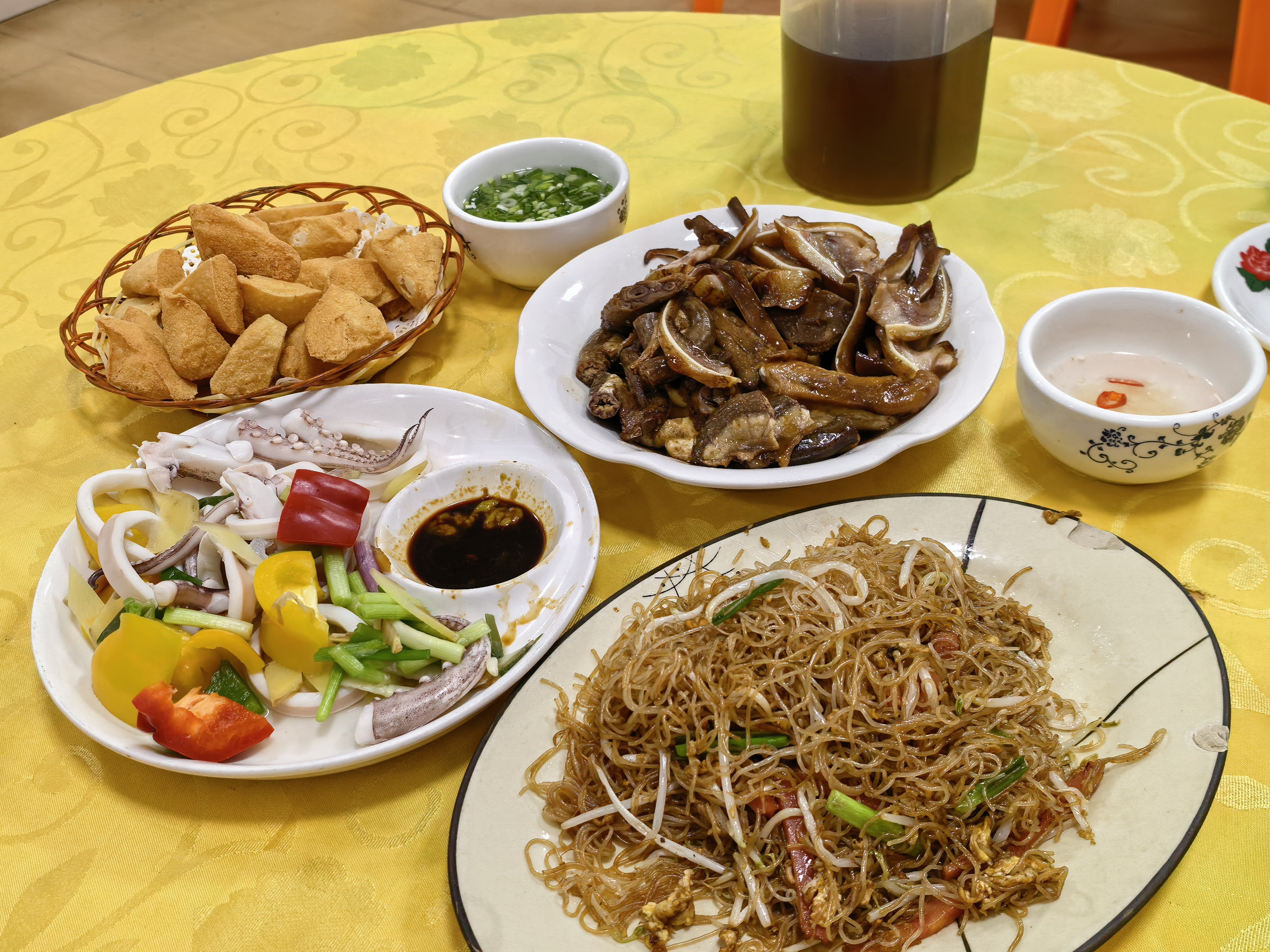 深夜街头，商铺一家接一家地熄灯，那天刚看完《阿嬷的情书》的我们，只能一头扎进唯一