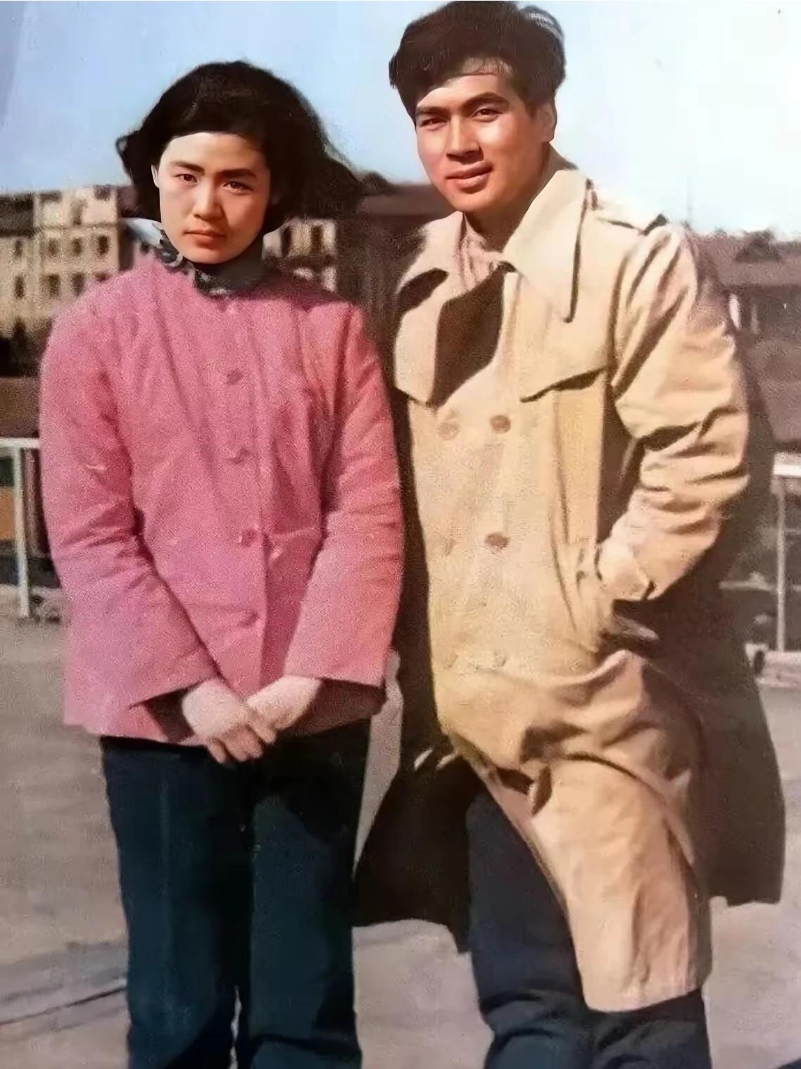 两人92年初识的合影，岁月是把杀猪刀啊