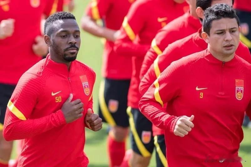 洋枪洋炮还是中西合璧？四种锋线搭配，国足战新加坡哪一组更胜一筹？
  张玉宁+武