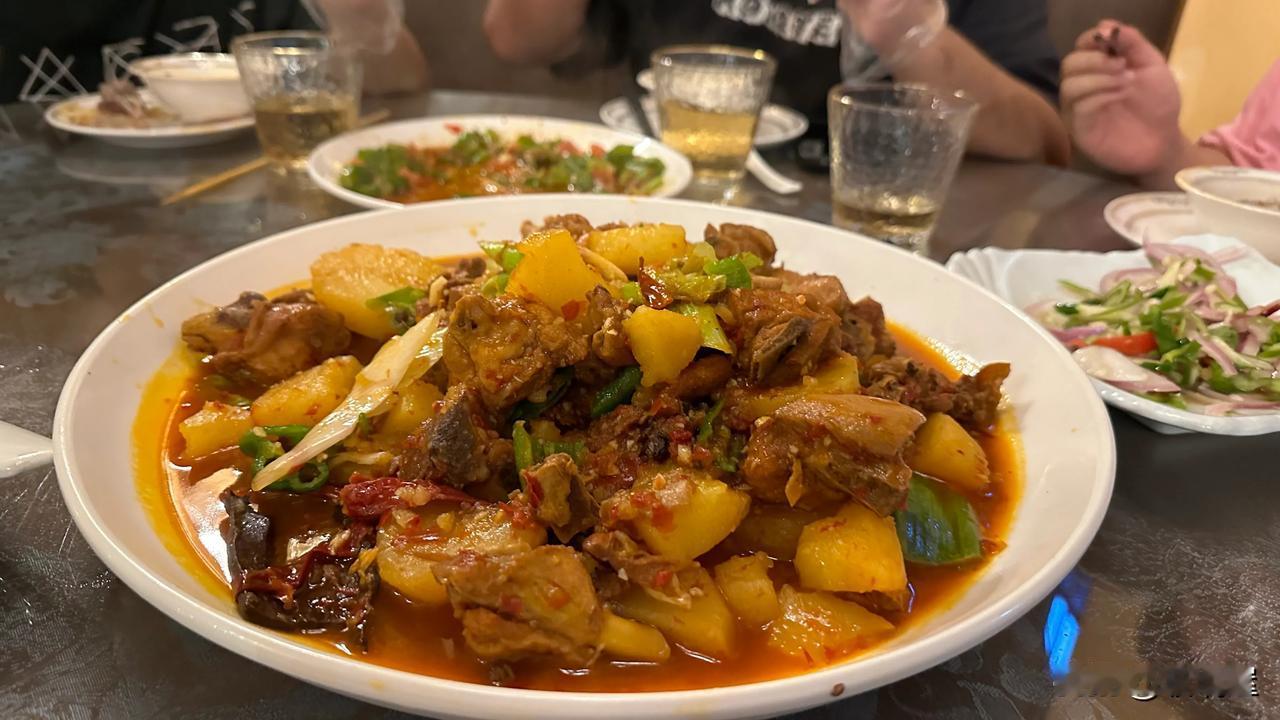 新疆菜在厦门其实味道变了不少，就说那手抓羊肉（没拍，吃饭拍照真的很不好意思，被那