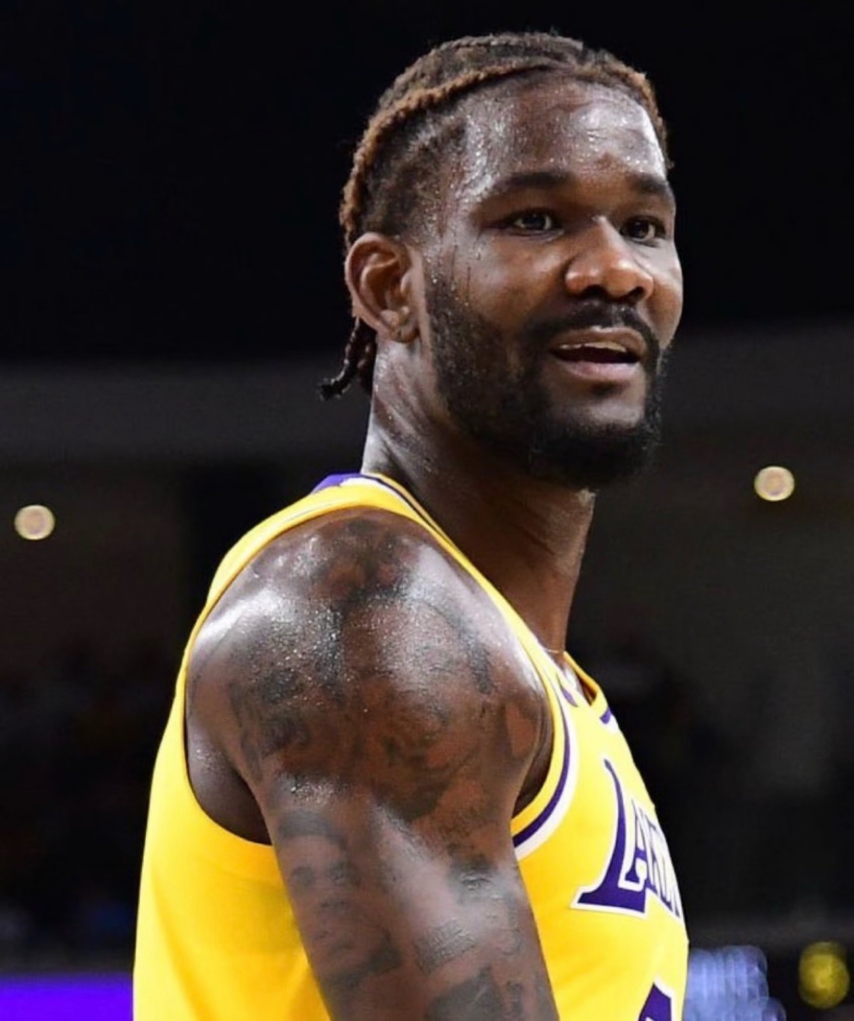 Dave McMenamin：本周湖人输给魔术后，艾顿正走向更衣室时说：“他们想