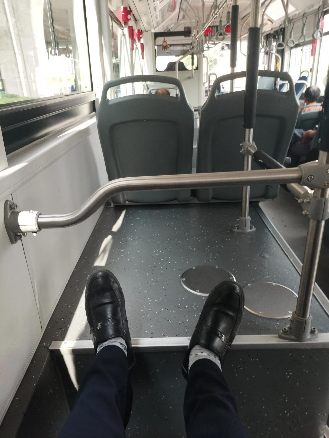 南通11路公交车，和我坐的其他公交车，与众不同，我坐的是最后一排，脚还可以踩在前