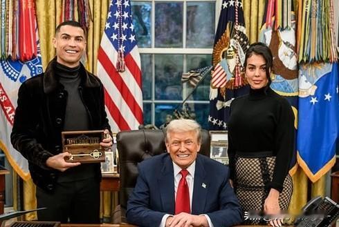 上钩了？[捂脸]
堂堂的我大C罗总裁竟然主动打电话给特朗普示好？急得特朗普连忙发