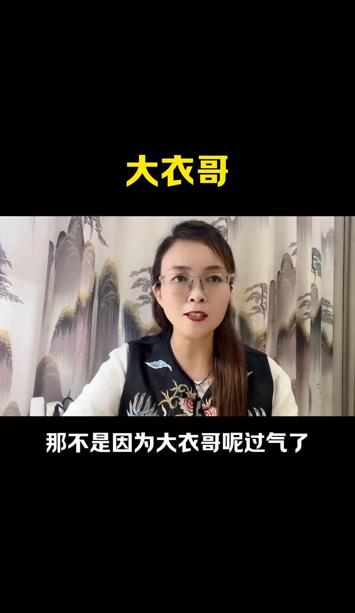 你看那个在田里锄地的。
你再看那个拒绝直播带货的。
最后你发现，这竟然是同一个人