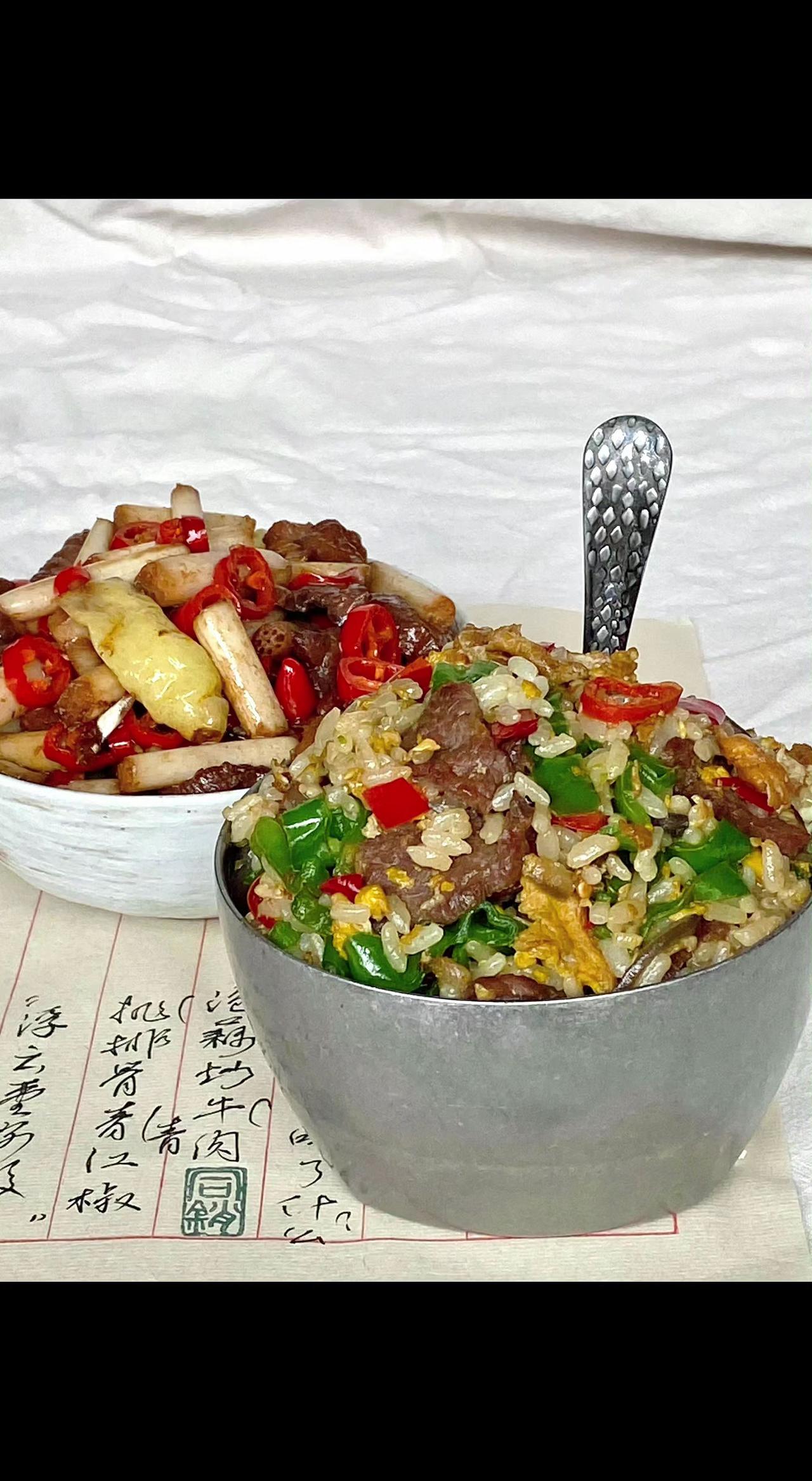 🍚镬气裹着辣椒跳探戈，米饭吸饱肉香在舌尖开花🌶️。烟火人间，不过一碗热辣慰藉