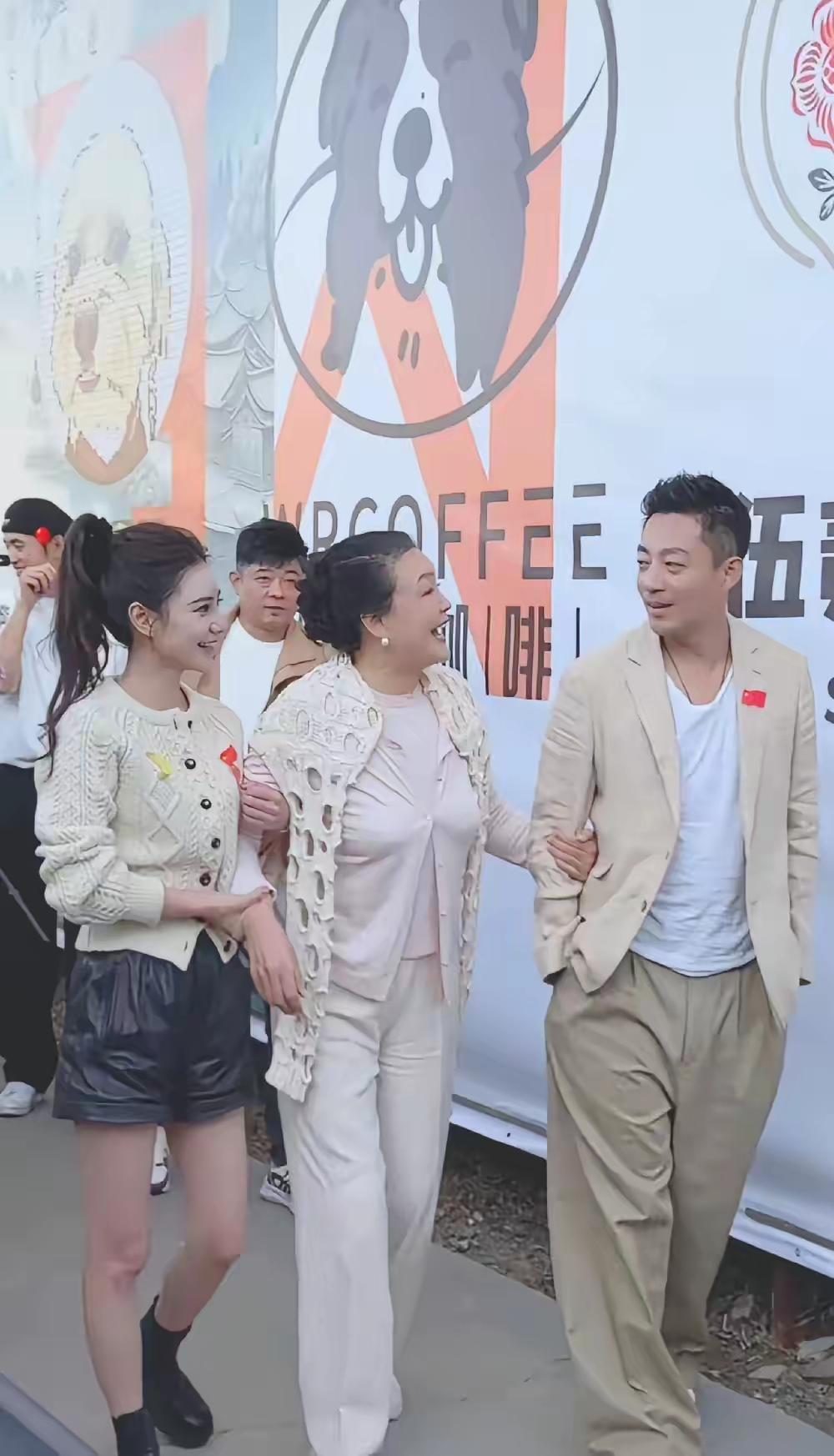 他把所有的耐心和幽默都给了外人 却把所有的坏脾气都留给了母亲
 
招待客人时 他