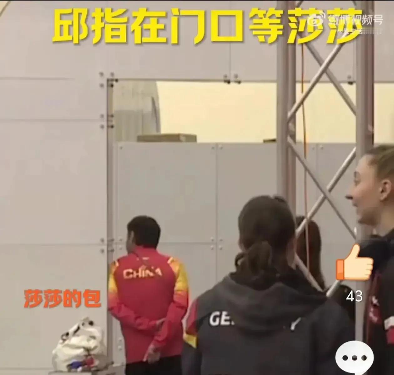 coco和莎莎下班的背影，真像是一对父女放学回家一样！