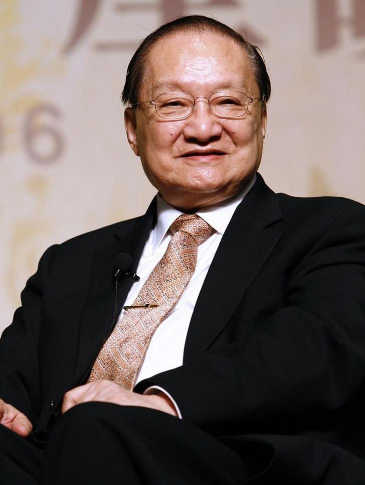 很奇怪金庸老先生他本人的爱情和婚姻都不太顺利，所以他给自己书里面的主角安排的都很