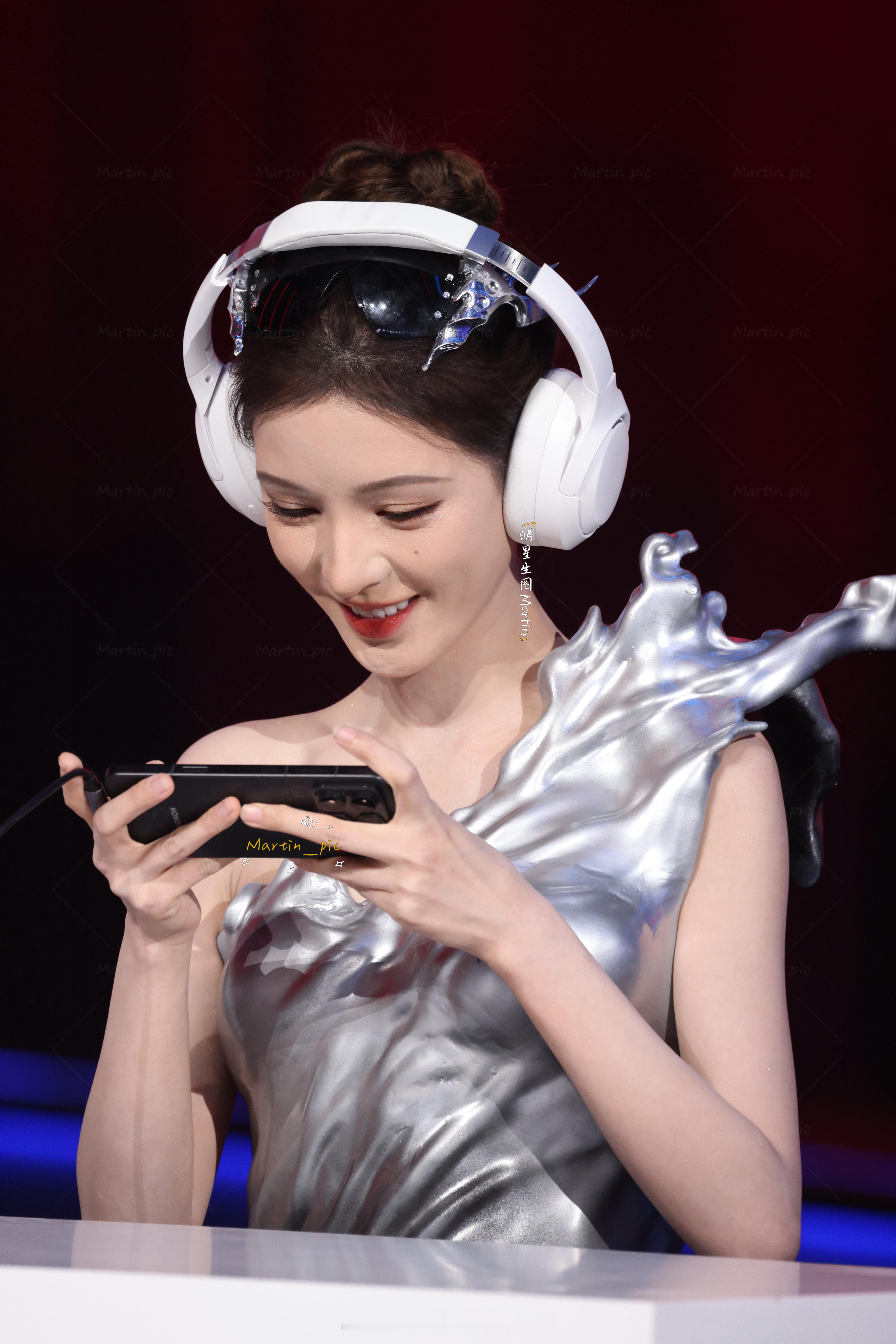 张予曦  张予曦 251226活动生图掉落这个裸背有点光滑张予曦裸背 ·张予曦的