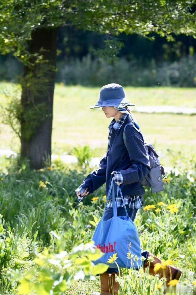 李宇春当上农场主了李宇春巡视庄园的农场主果然好看的人驾驭各种风格毫无压力，农场主