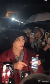 侯明昊和粉丝面对面建群发红包 侯明昊简直就是粉丝心中的小太阳！线下和粉丝面对面建