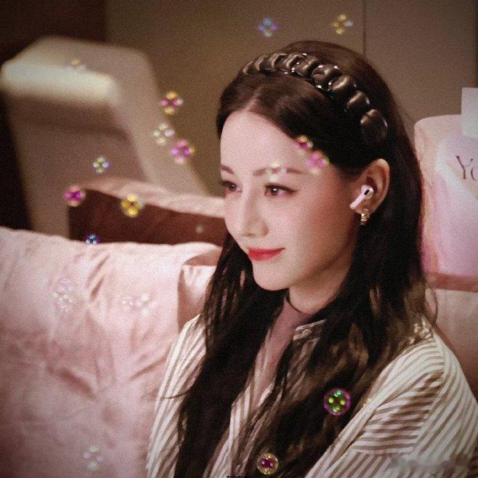 温柔摘耳机倾听粉丝的声音，真诚对待每一份喜欢，期待功夫女足精彩演绎迪丽热巴摘耳机